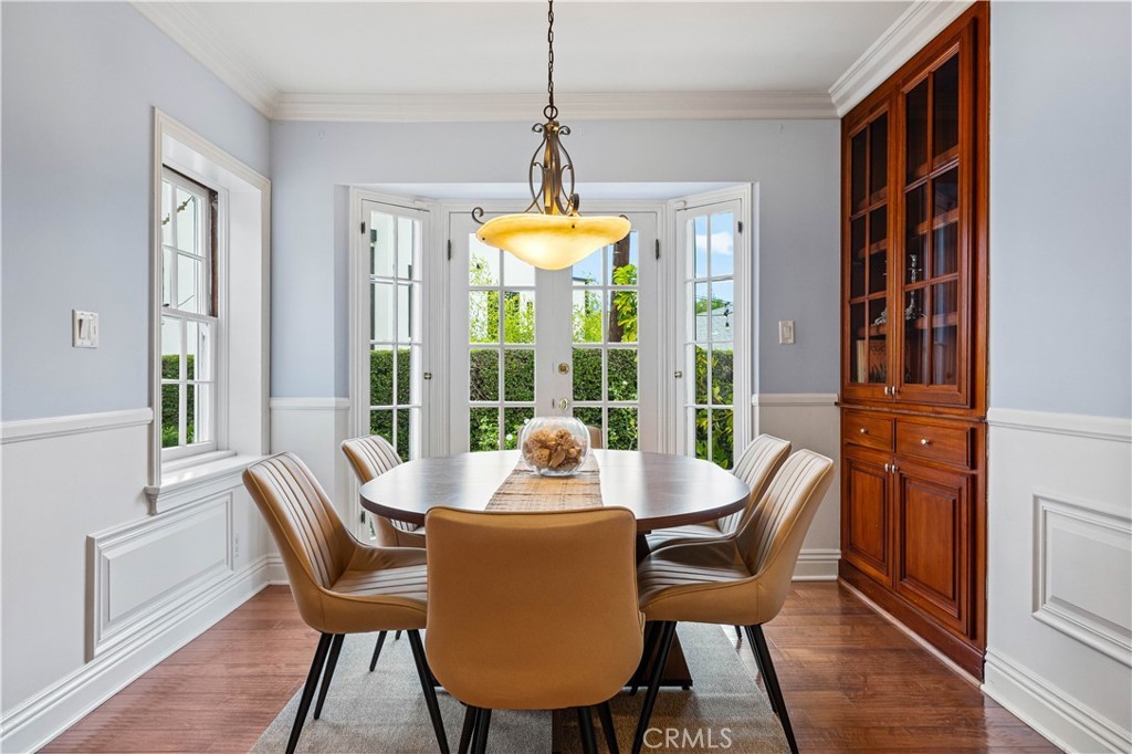 Breakfast nook with bay window